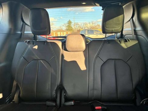 Used 2026 Chrysler Pacifica Select image 11