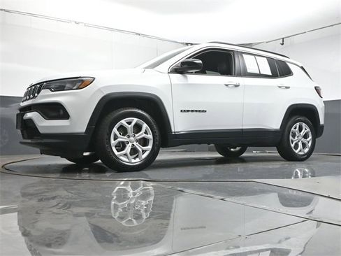 Used 2024 Jeep Compass Latitude image 32