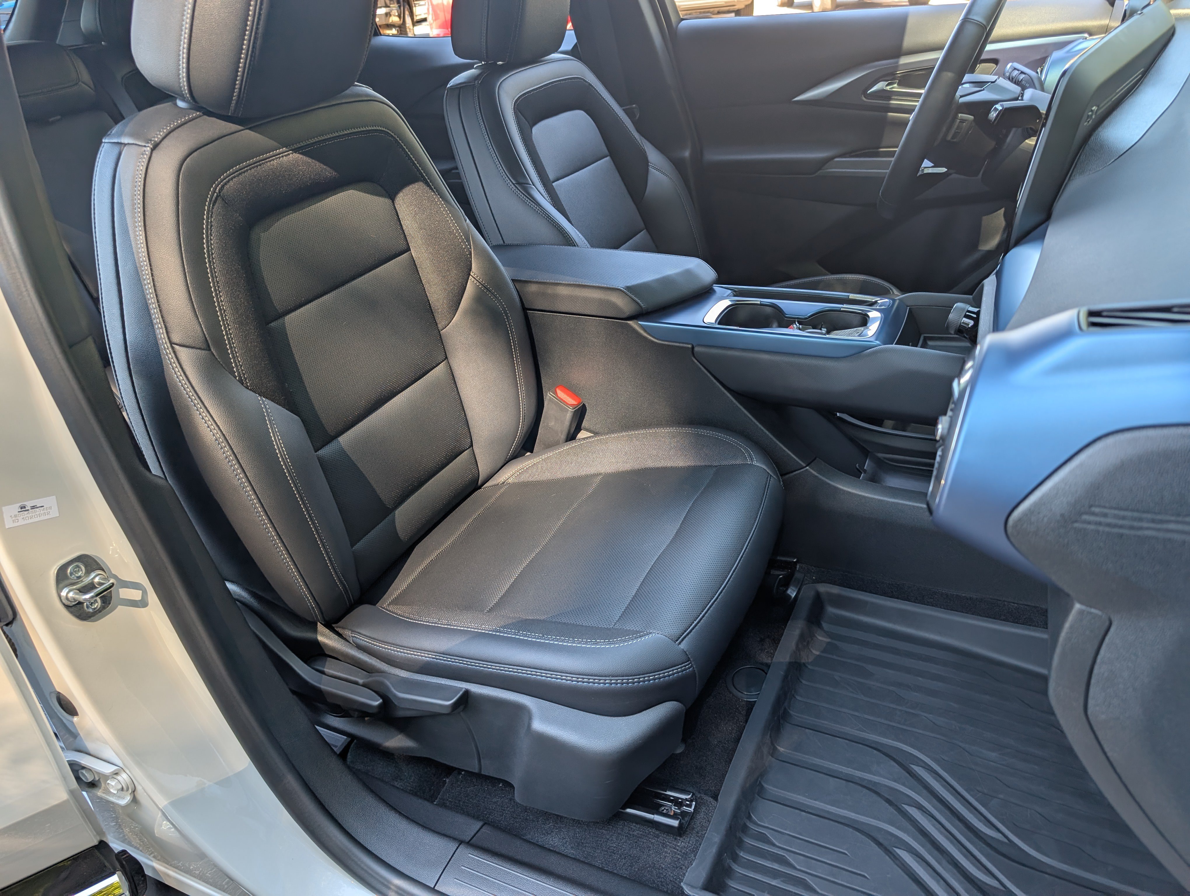 Used 2024 Chevrolet Equinox EV LT w/ LPO, Blackout Package FWD image 20