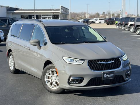Used 2022 Chrysler Pacifica Touring-L image 4