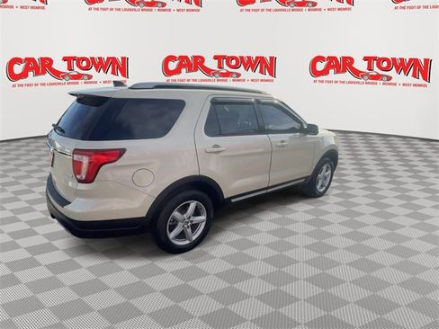 Used 2018 Ford Explorer XLT image 8