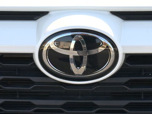 Used 2022 Toyota RAV4 XLE Premium image 34