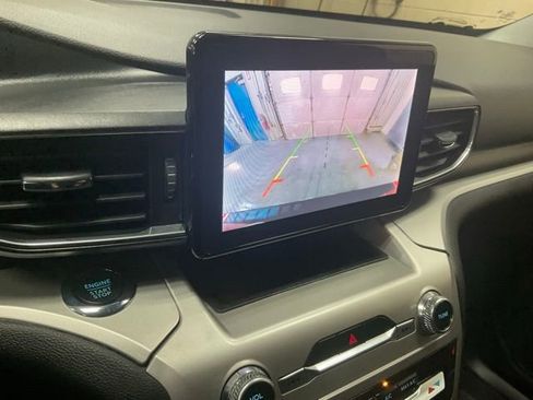 Used 2022 Ford Explorer XLT w/ Equipment Group 202A image 11