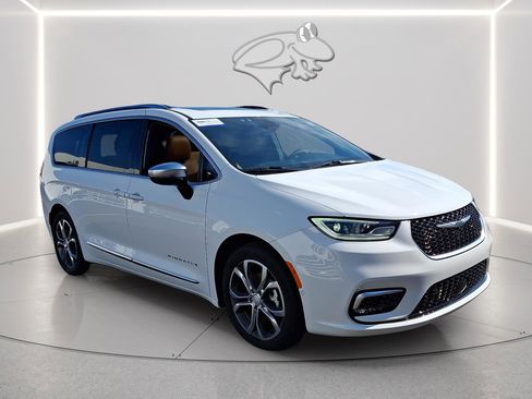 Used 2026 Chrysler Pacifica Pinnacle w/ Trailer Tow Group FWD image 5