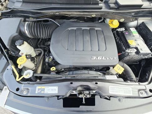 Used 2015 Chrysler Town & Country Touring FWD image 17