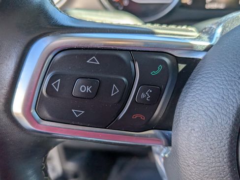 Used 2019 Jeep Wrangler Unlimited Sahara image 18