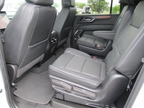 Used 2025 GMC Yukon XL Denali AWD/4WD image 34