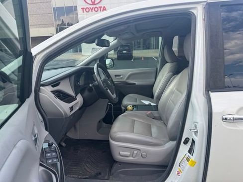 Used 2019 Toyota Sienna XLE w/ XLE Navigation Package AWD/4WD image 6
