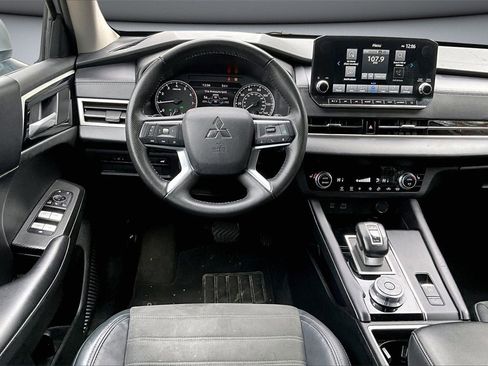 Used 2023 Mitsubishi Outlander SE image 8