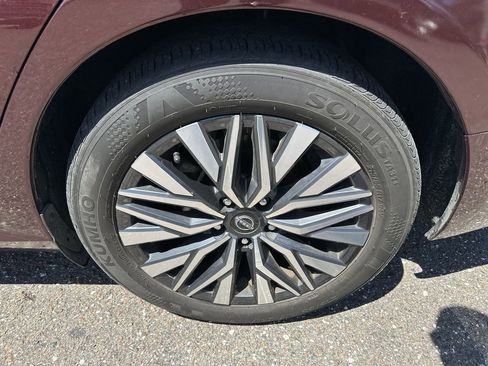 Used 2024 Nissan Altima 2.5 SV FWD image 32