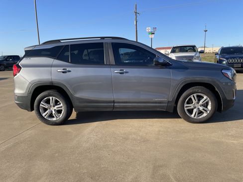 Used 2021 GMC Terrain SLE w/ Driver Convenience Package image 3