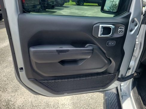 Used 2023 Jeep Gladiator Sport AWD/4WD image 16