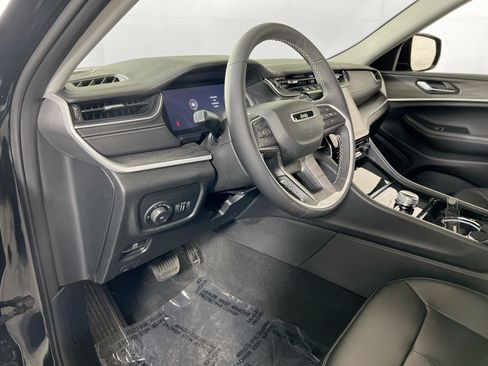 Used 2023 Jeep Grand Cherokee Limited AWD/4WD image 9