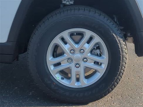 New 2025 Jeep Grand Cherokee Laredo image 14