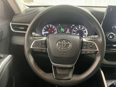 Used 2023 Toyota Highlander L AWD/4WD image 5