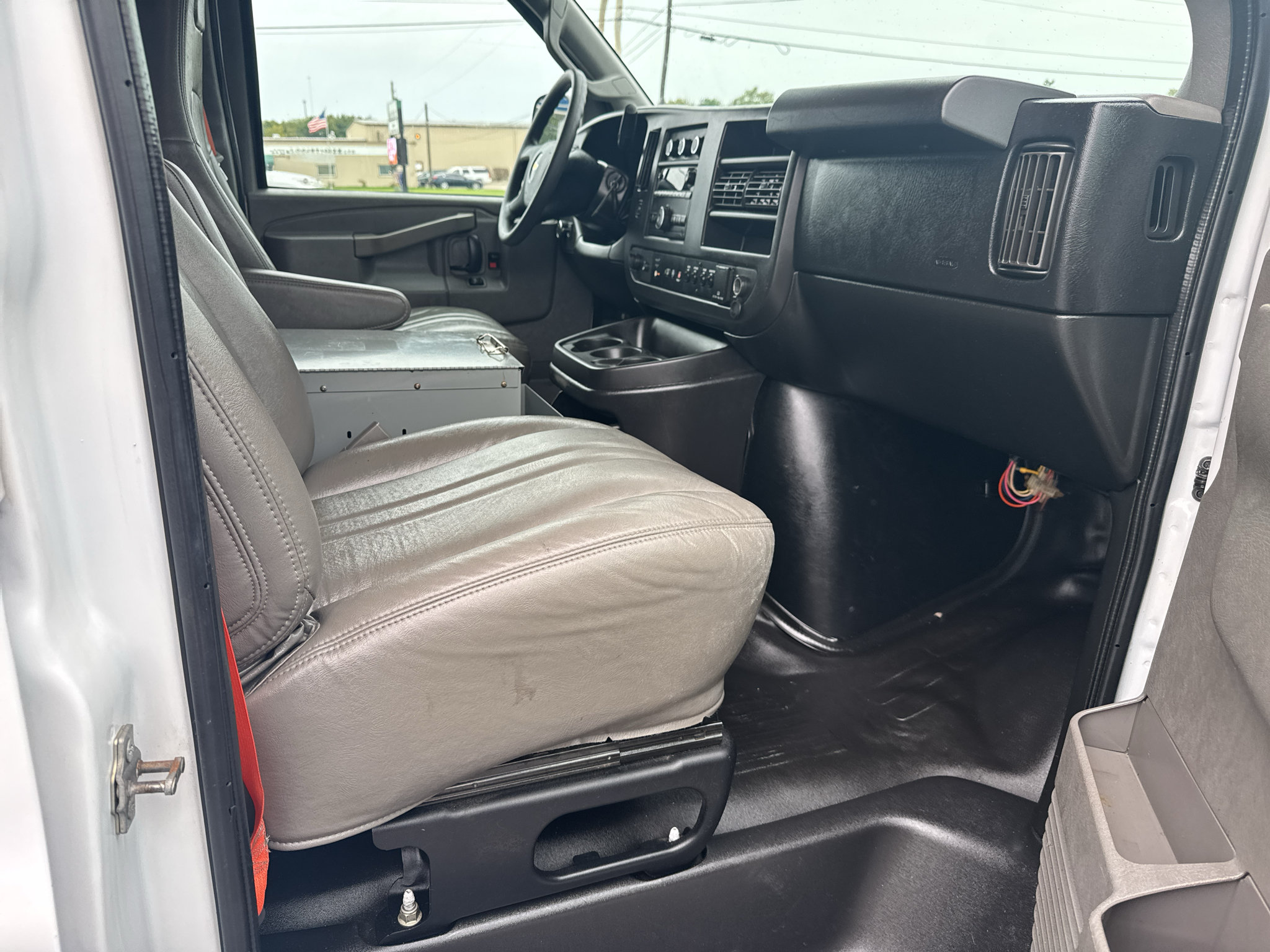 Used 2017 Chevrolet Express 2500 RWD image 21