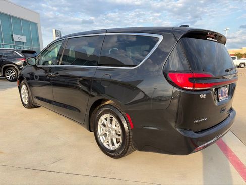 Used 2023 Chrysler Pacifica Touring-L FWD image 7