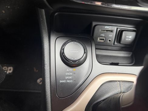 Used 2014 Jeep Cherokee Latitude w/ Comfort/Convenience Group AWD/4WD image 21