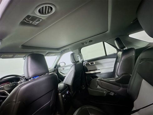 Used 2022 Ford Explorer XLT w/ Equipment Group 202A image 13