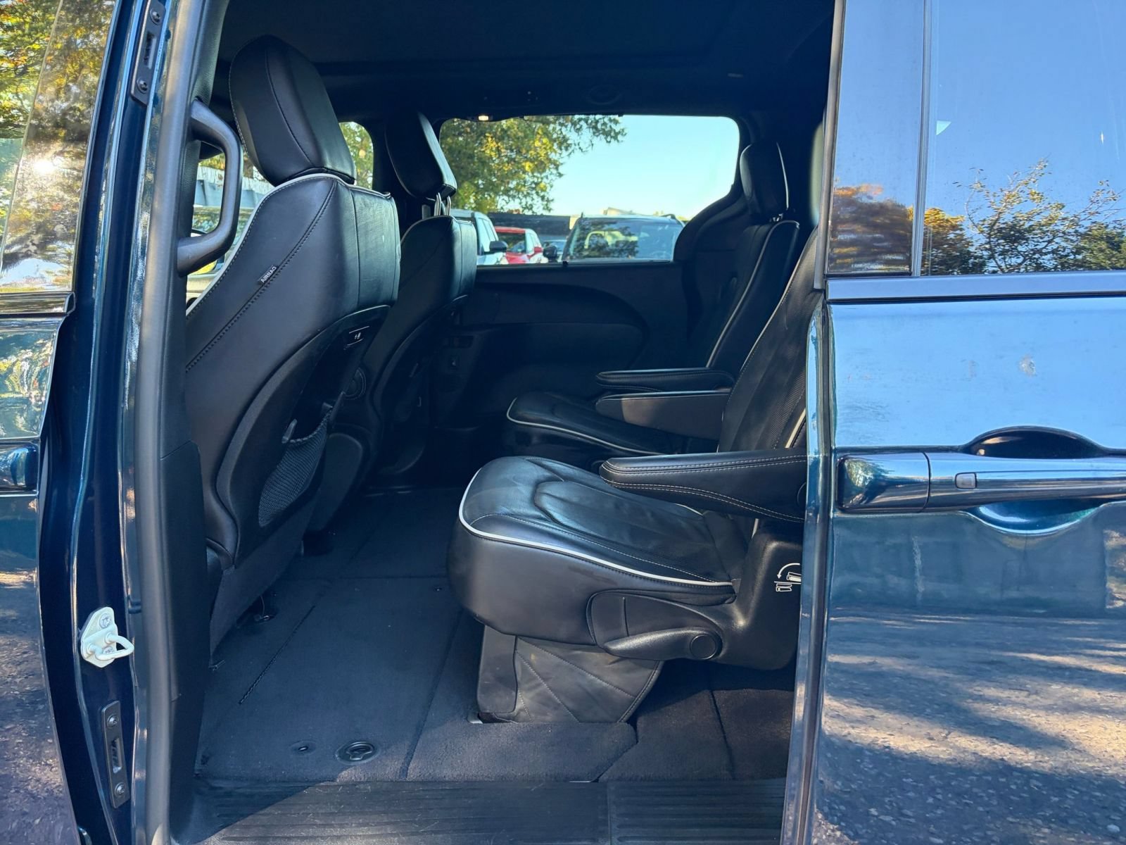 Used 2025 Chrysler Pacifica Limited FWD image 28