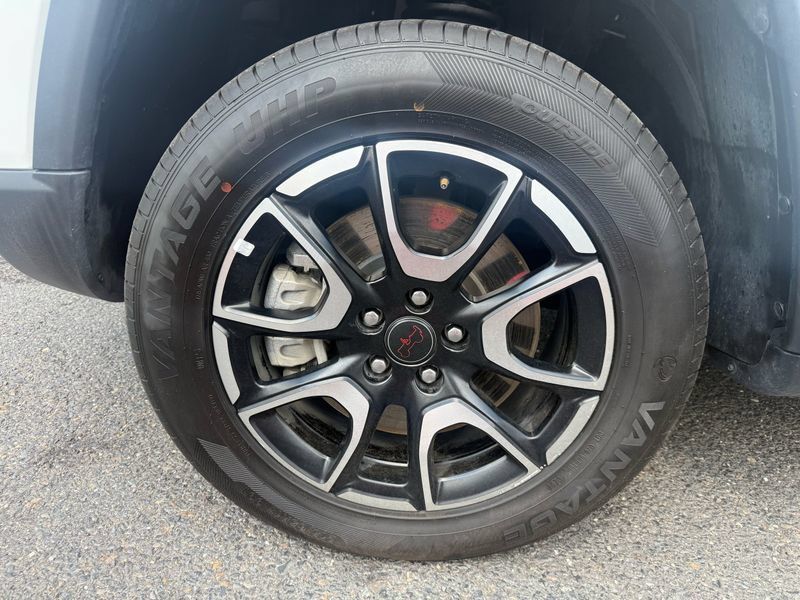 Used 2025 Jeep Compass Trailhawk AWD/4WD image 10