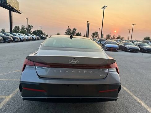 Used 2025 Hyundai Elantra Limited FWD image 12