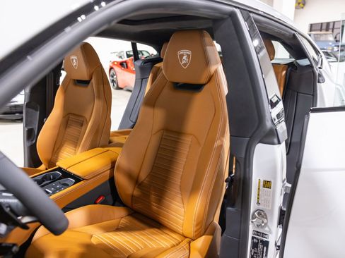 Used 2025 Lamborghini Urus SE image 38