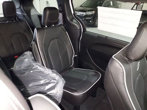 New 2026 Chrysler Pacifica Limited w/ S Appearance Package image 14