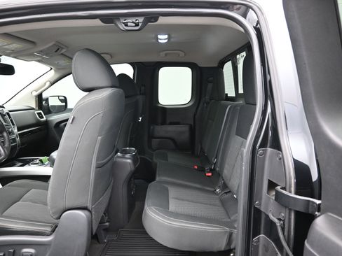 Used 2019 Nissan Titan SV w/ SV Convenience Package image 10