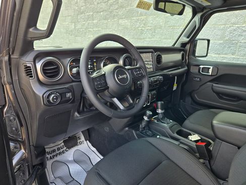 Used 2023 Jeep Gladiator Sport AWD/4WD image 15