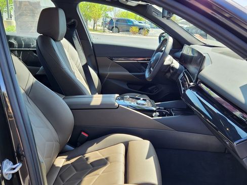 Used 2025 BMW i5 eDrive40i w/ Premium Package RWD image 34