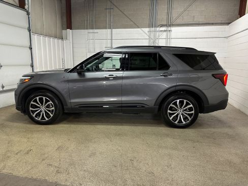 Certified 2025 Ford Explorer ST-Line image 4
