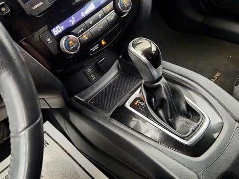Used 2017 Nissan Rogue SV AWD/4WD image 16