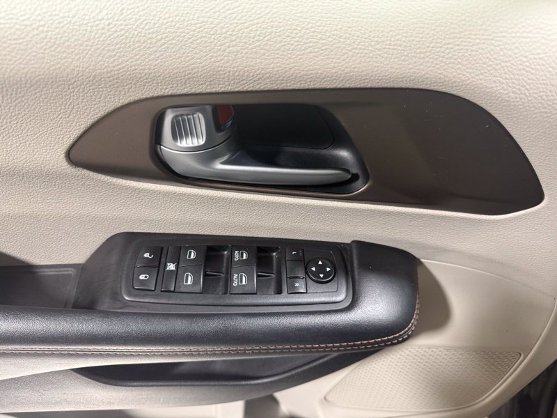 Used 2018 Chrysler Pacifica Touring-L FWD image 20