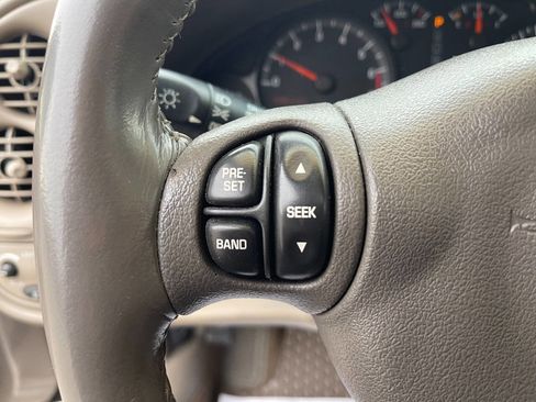 Used 2004 Pontiac Bonneville SLE image 18