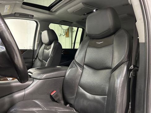 Used 2020 Cadillac Escalade ESV Premium Luxury image 26