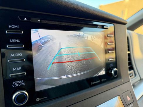 Used 2019 Toyota Sienna LE w/ Carpet Mat Package FWD image 37