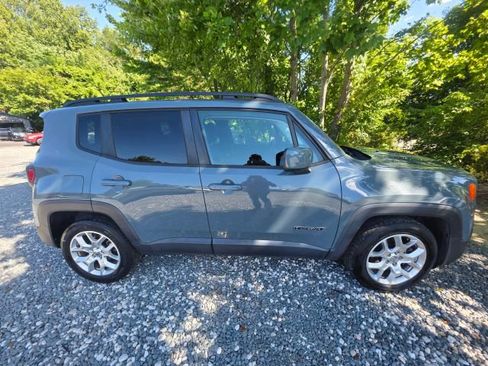 Used 2017 Jeep Renegade Latitude FWD image 4
