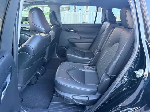 Used 2023 Toyota Highlander XLE AWD/4WD image 17