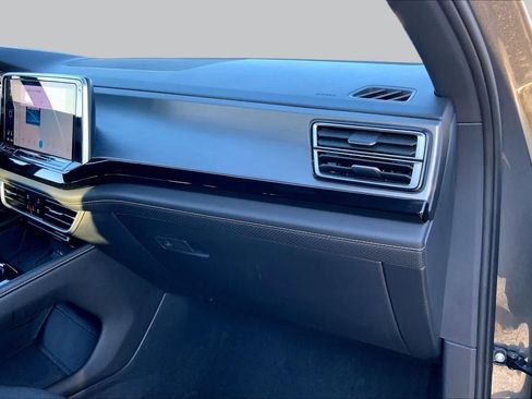 Used 2025 Volkswagen Atlas Cross Sport SE FWD image 19