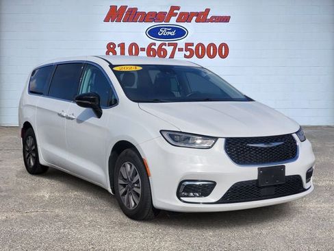 Used 2024 Chrysler Pacifica Limited FWD image 2