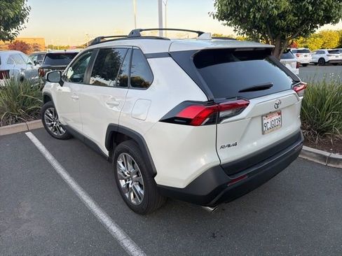 Used 2022 Toyota RAV4 XLE Premium image 2