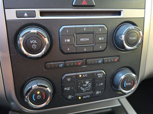 Used 2015 Ford Expedition XLT w/ Equipment Group 202A RWD image 25