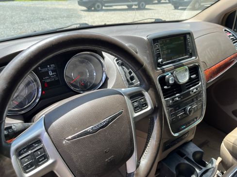 Used 2015 Chrysler Town & Country Touring-L w/ Driver Convenience Group FWD image 8