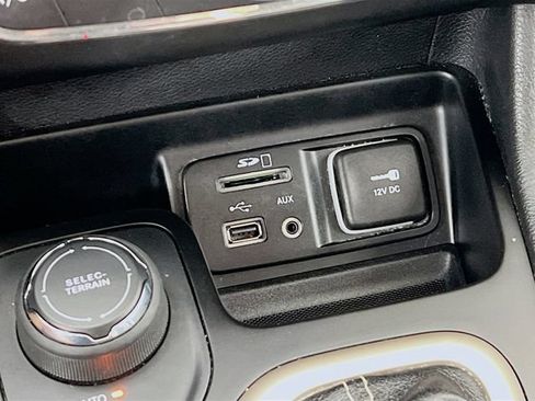 Used 2016 Jeep Cherokee Latitude w/ Cold Weather Group AWD/4WD image 19