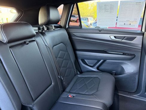 Used 2025 Volkswagen Atlas Cross Sport SE image 39