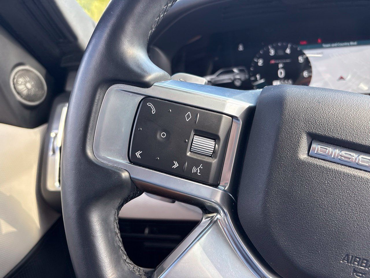 Used 2021 Land Rover Discovery S R-Dynamic AWD/4WD image 22