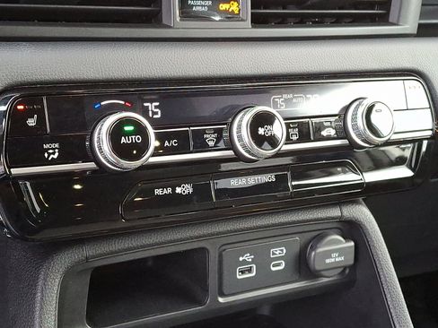 Used 2025 Honda Pilot Sport image 23