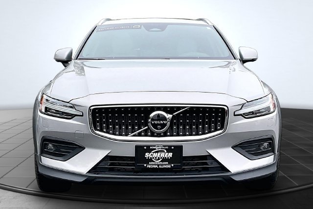 Certified 2025 Volvo V60 B5 Cross Country Ultra AWD/4WD image 4