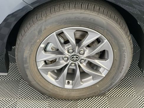 Used 2026 Toyota Sienna XLE FWD image 11